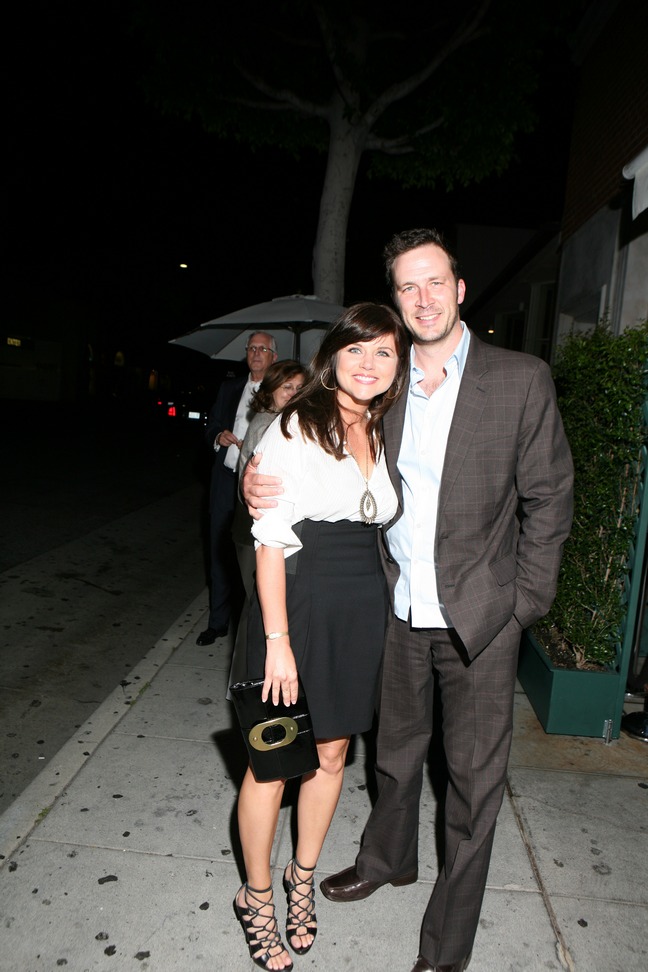 Tiffani Thiessen black skirt, white blouse, black clutch, black strappy high heels